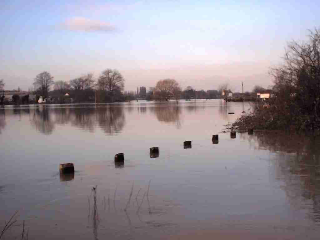 flooded chertsey meads 2002-2003